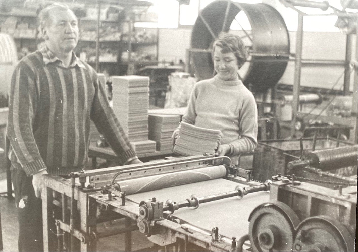 Altes Bild von Jörg Zengerle als Jugendlicher mit Vater Georg Zengerle an der Wabenmaschine in der Werkstatt
