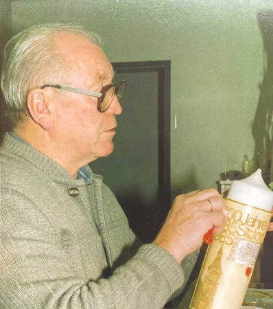 Foto von Georg Zengerle, wie er eine Kerze verziert