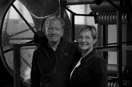 Schwarz Weiß Foto von Jörg und Britgitte Zengerle in der Werkstatt